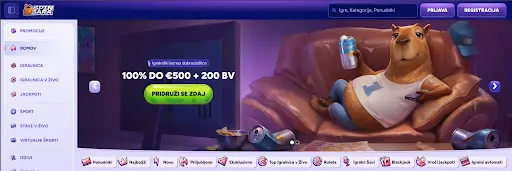Dobrodošli bonus v igralnici SpinBara – 100% do 500 € + 200 brezplačnih vrtljajev Maskota SpinBara sproščeno sedi na kavču z daljincem in pijačo v roki